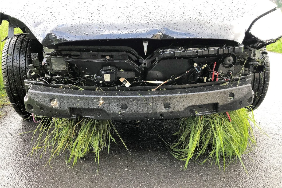 Wegen Ablenkung Selbstunfall bei Näfels GL verursacht