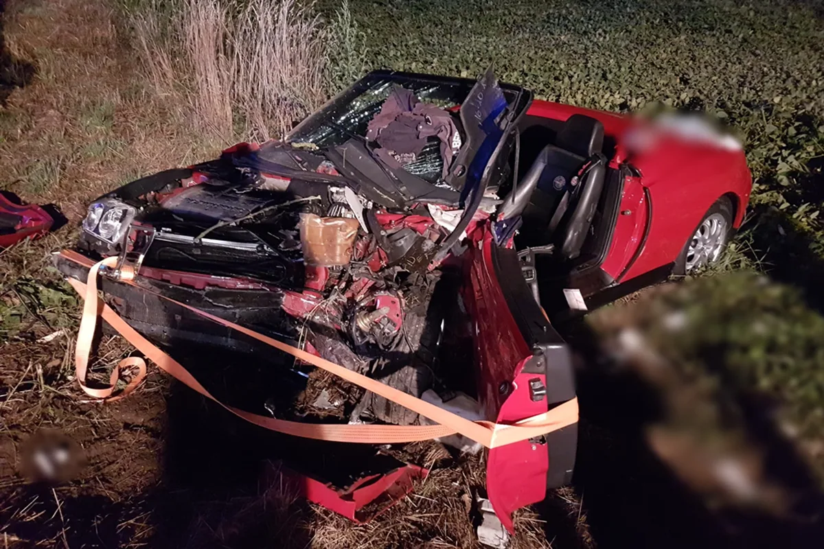 Burgau - Sportwagen kracht frontal gegen Baum