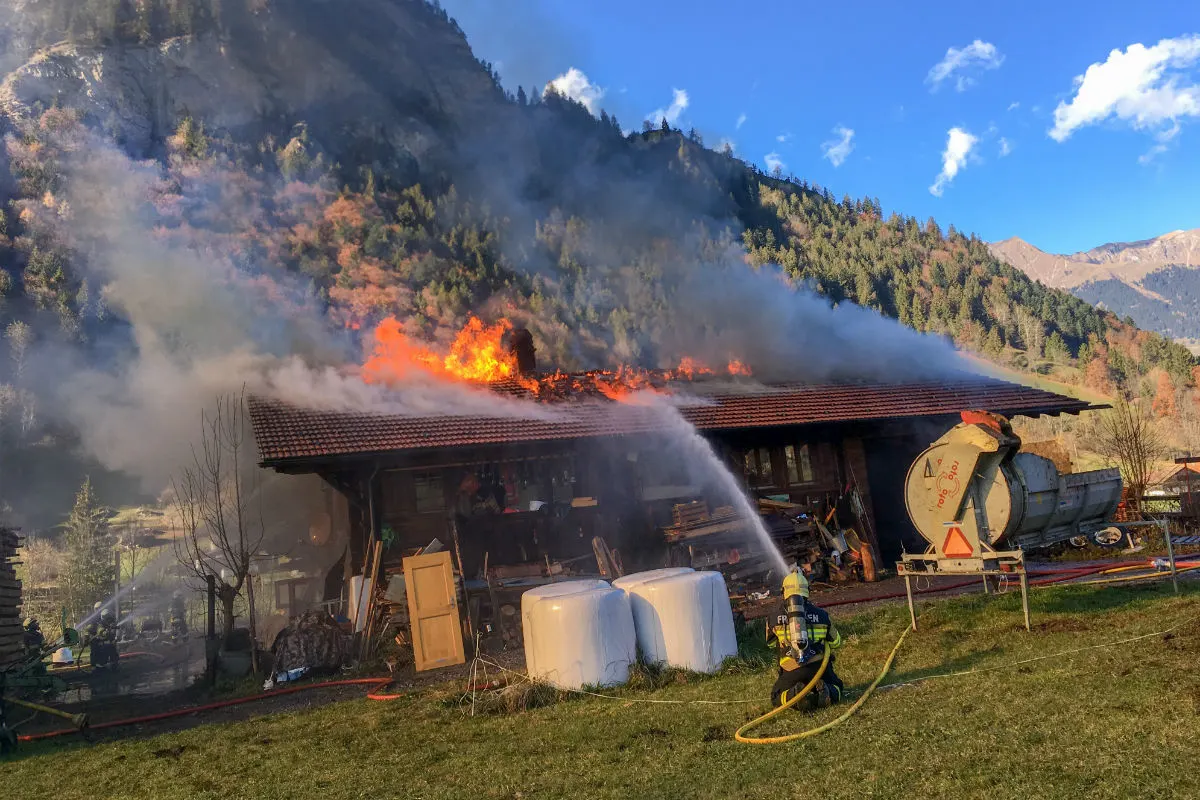 Kandergrund BE - Brand in Bauernhaus
