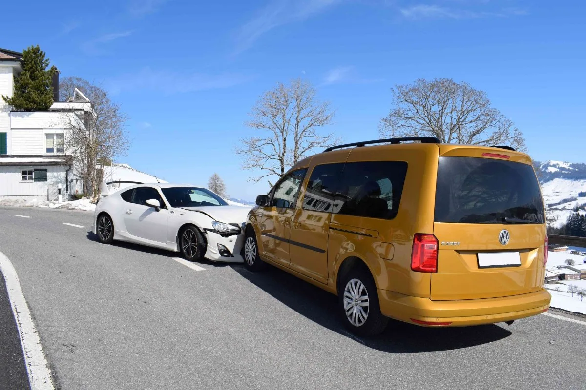 Schwellbrunn AR - Auto gerät auf Gegenfahrbahn!