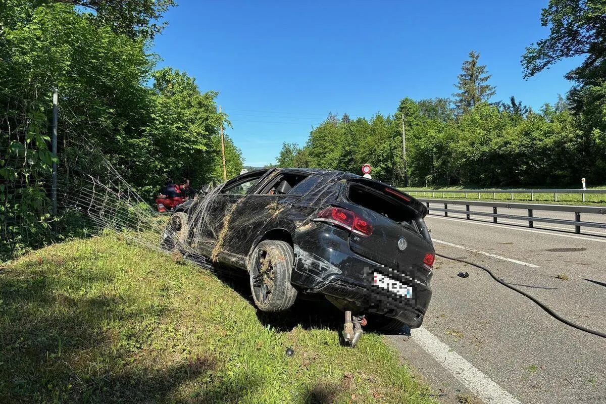 Grüningen ZH - A52 nach Unfall gesperrt