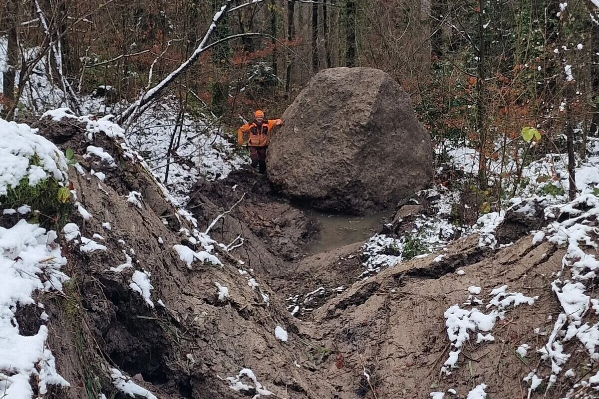 Walchwil ZG – 30-Tonnen-Felsblock beschädigt Hinterbergstrasse