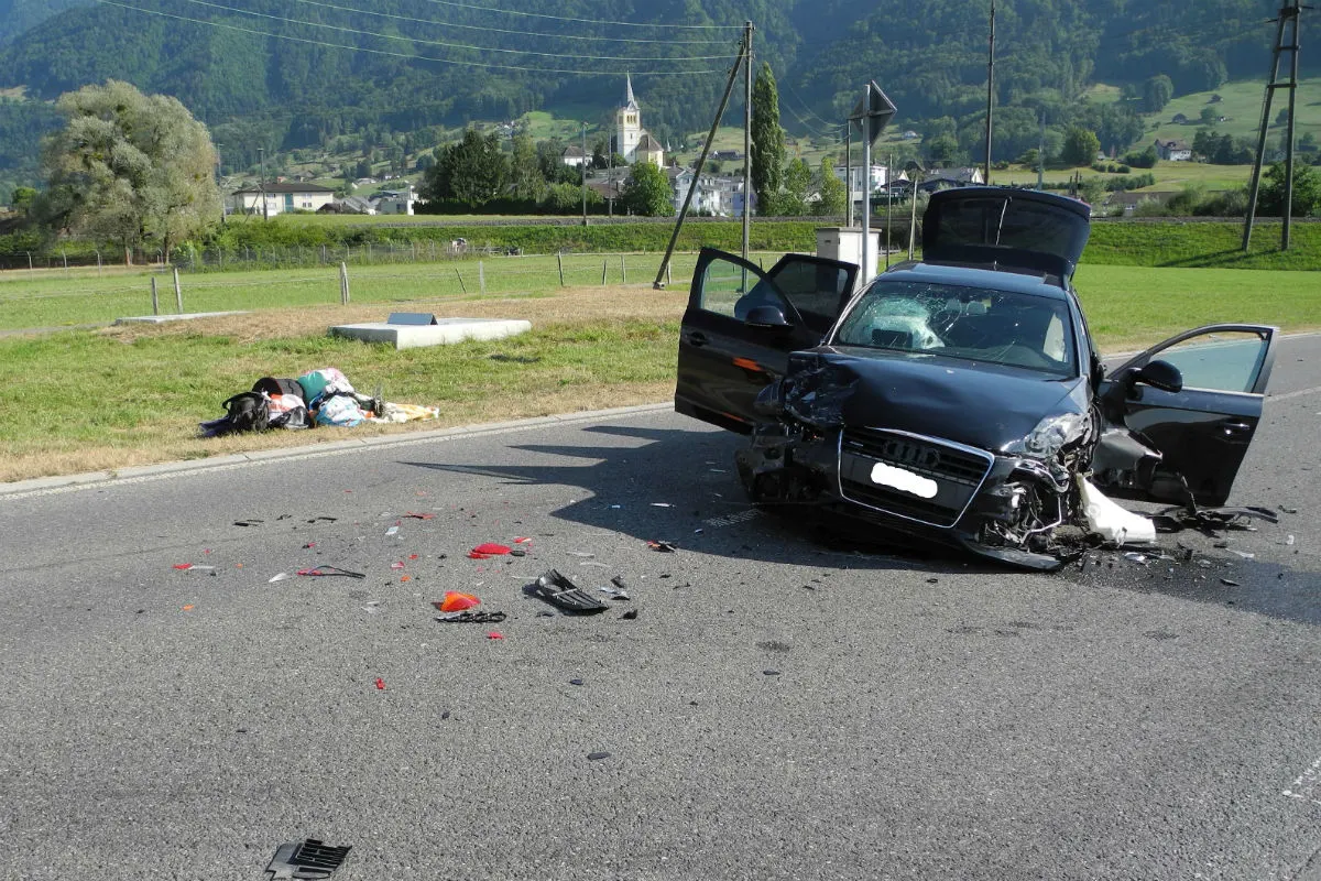 Reichenburg SZ - Drei Verletzte bei Verkehrsunfall