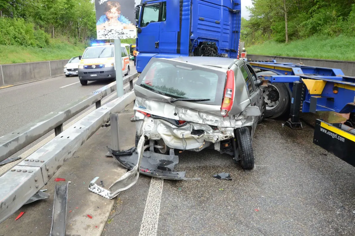 Münchenstein BL - Unfall zwischen Fiat Punto und Sattelschlepper