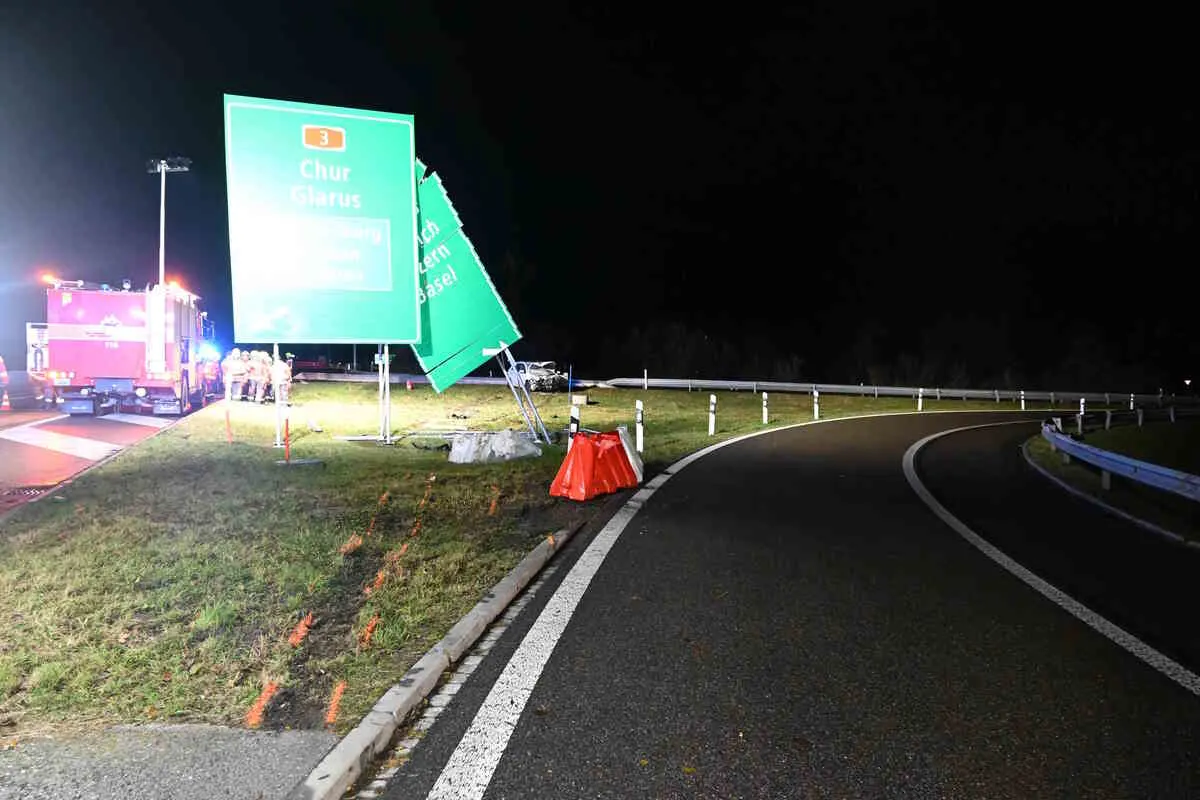 Benken/A15 SG - Mit einer Verkehrstafel kollidiert 