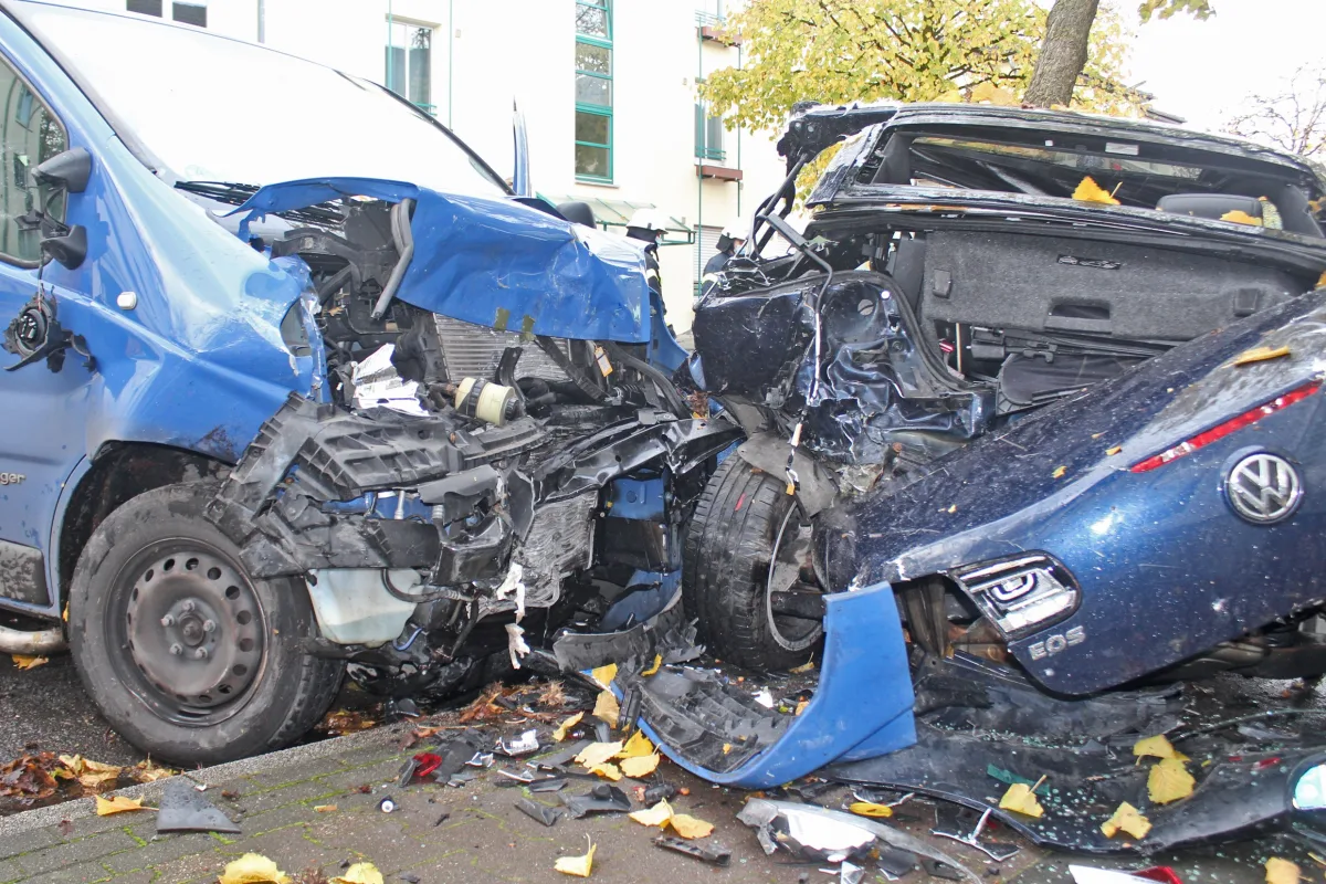 Schwerer Verkehrsunfall in Haan – Mehrere Fahrzeuge total zerstört, zwei Verletzte