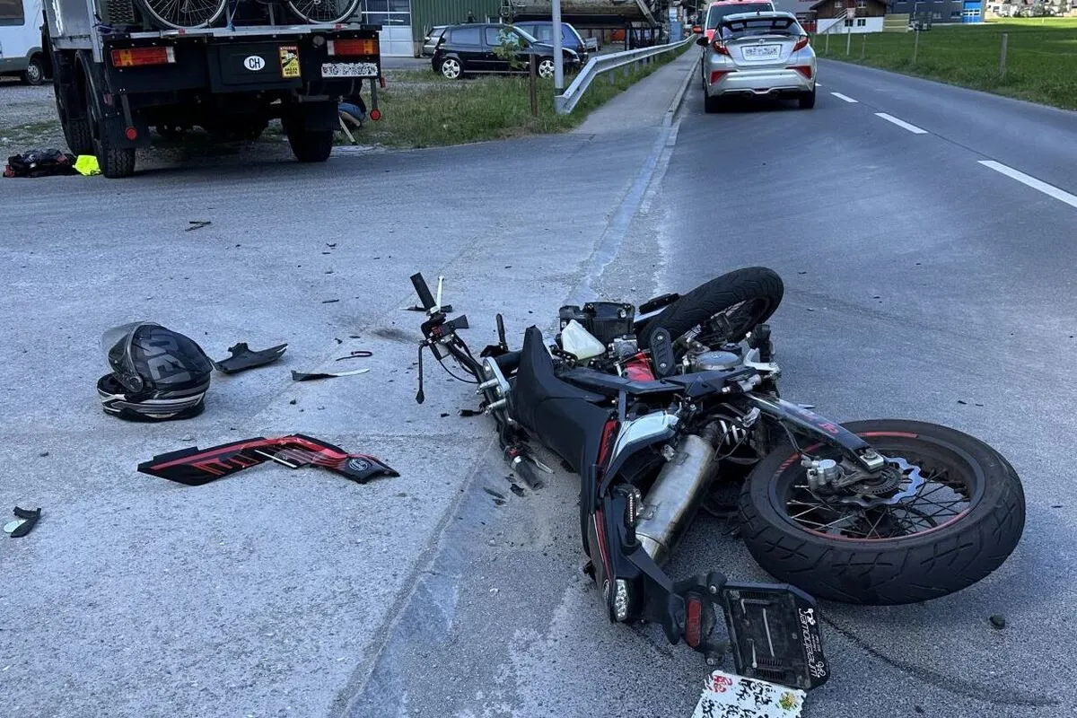 Unteriberg SZ - Motorradfahrer prallt gegen Lastwagen