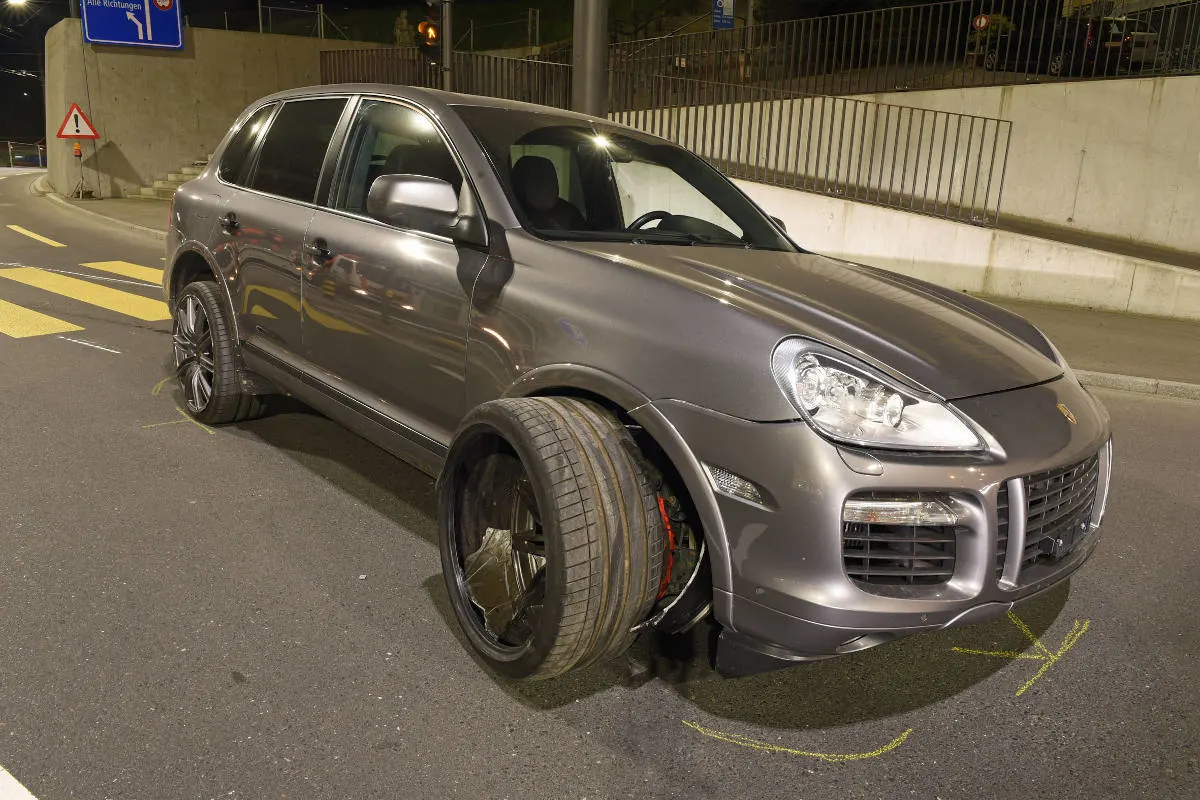 Stadt Luzern – Alkoholisierter Autofahrer nach Flucht vor Polizei verunfallt