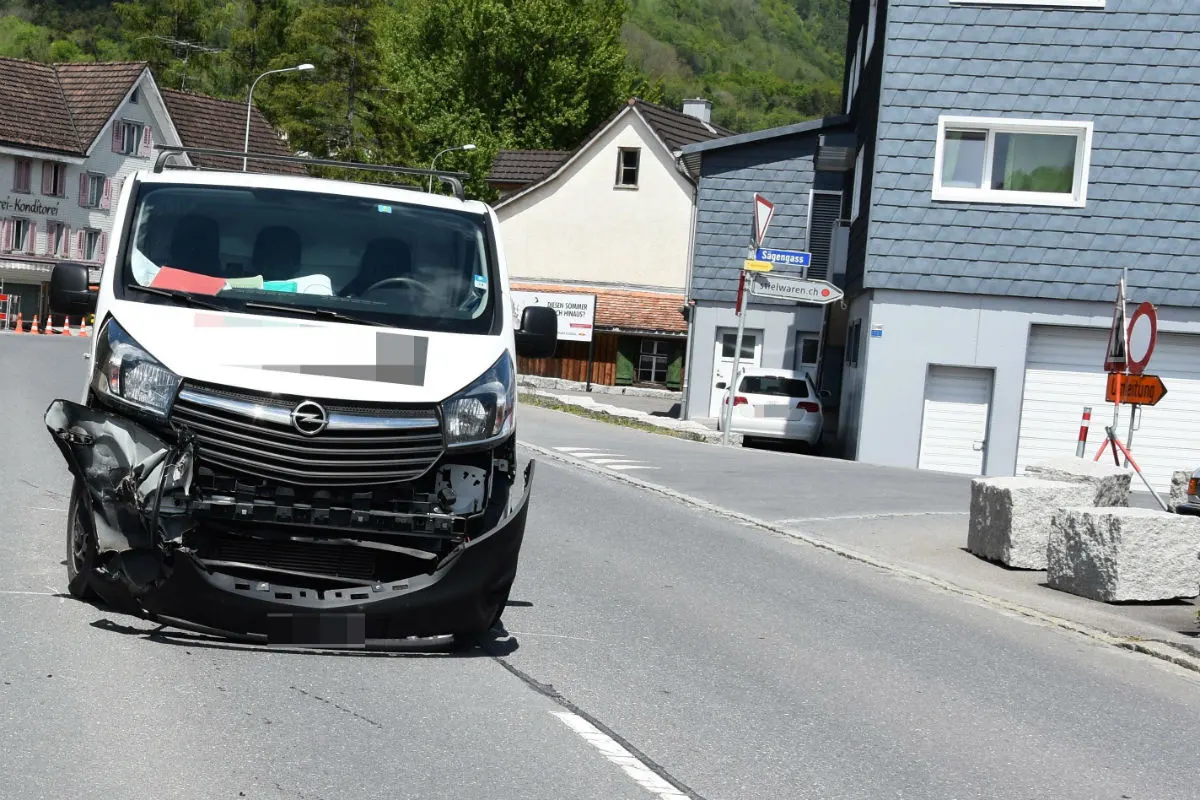 Sennwald SG - Kollision zwischen Lieferwagen und Auto