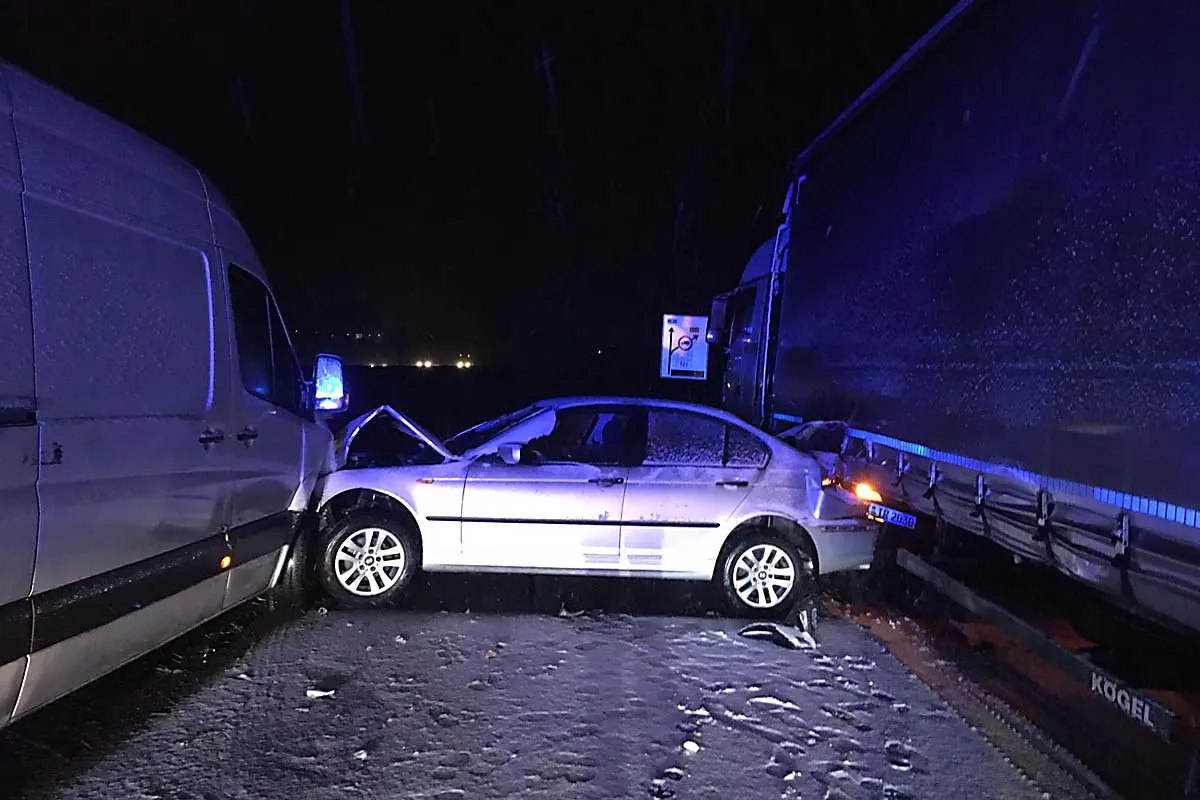 Wintereinbruch Verkehrsunfall mit verletzter Person in Fulda - Pkw kollidiert mit Sattelzug und Transporter!