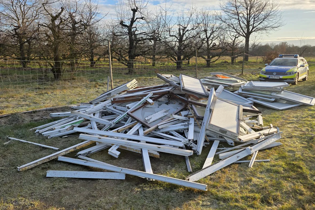 Horneburg – Unbekannte laden alte Fenster in Feldmark ab