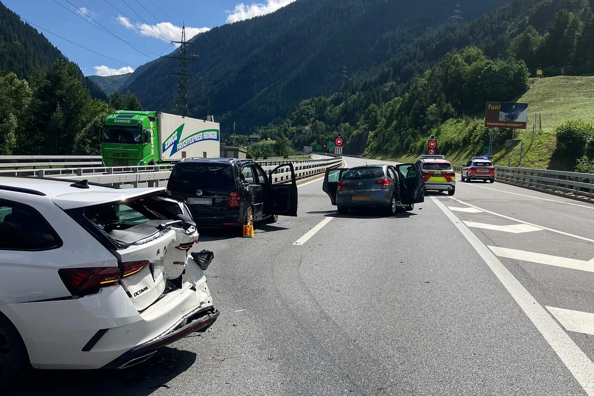 A2 Wassen UR – Unfall mit vier Fahrzeugen - zehn Personen verletzt