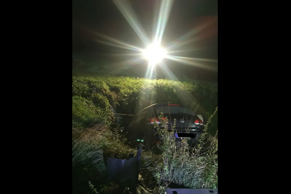 Meerbusch - Alkoholisierter Fahrer landet mit Auto im Bach