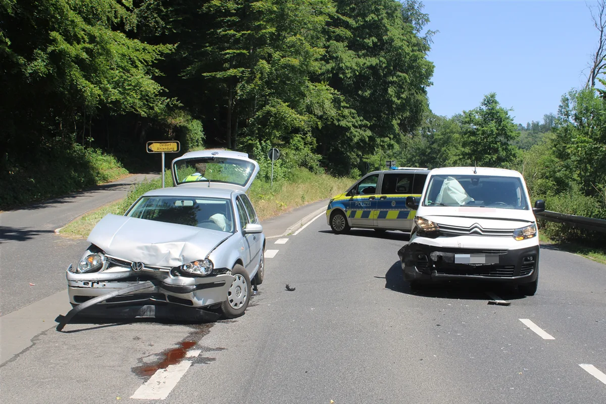  Verkehrsunfall in Kürten NW - Autofahrerin (91) übersieht vorfahrtsberechtigtes Auto