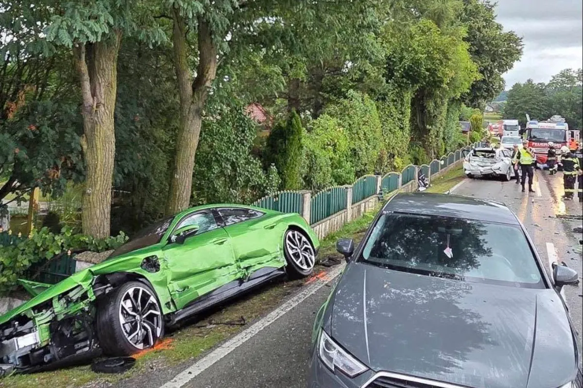 Zwei Fahrzeuge wurden bei einem Unfall beschädigt, darunter ein grünes Auto neben der Straße. Polizei und Rettungskräfte sind vor Ort.