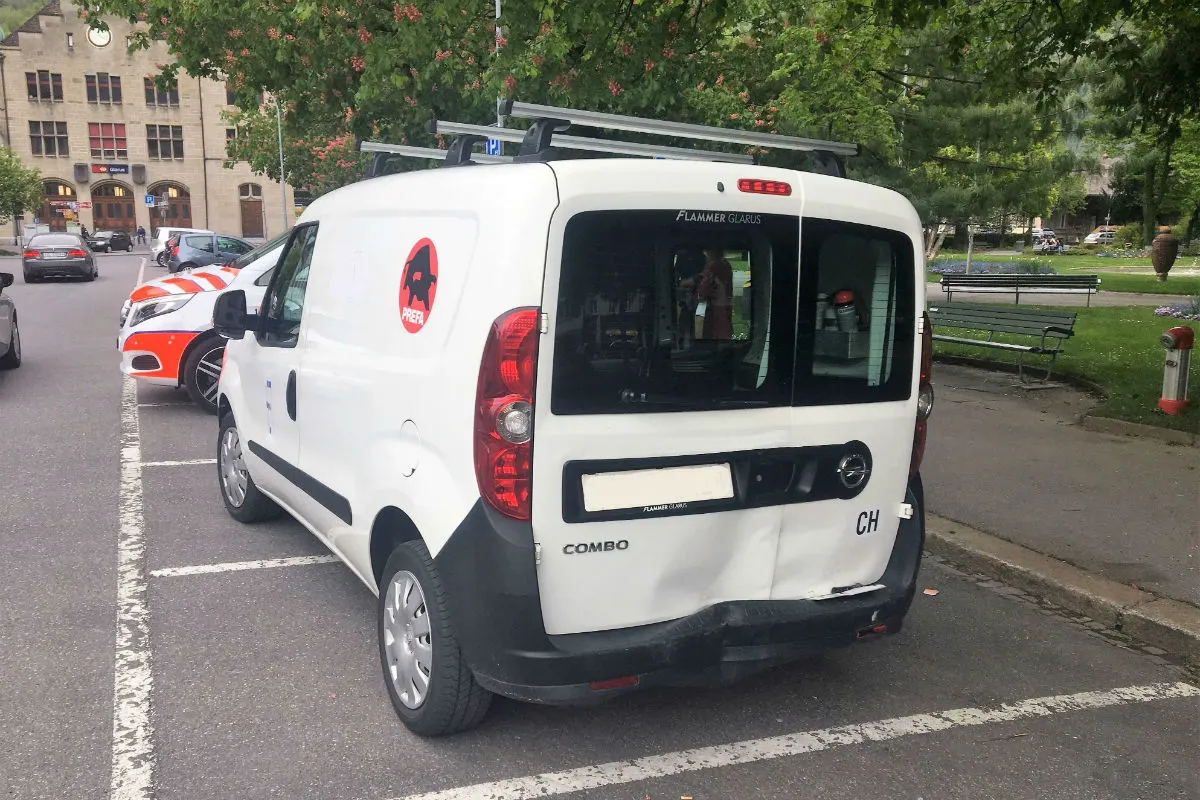 Glarus GL - Auffahrkollision zwischen Auto und Lieferwagen