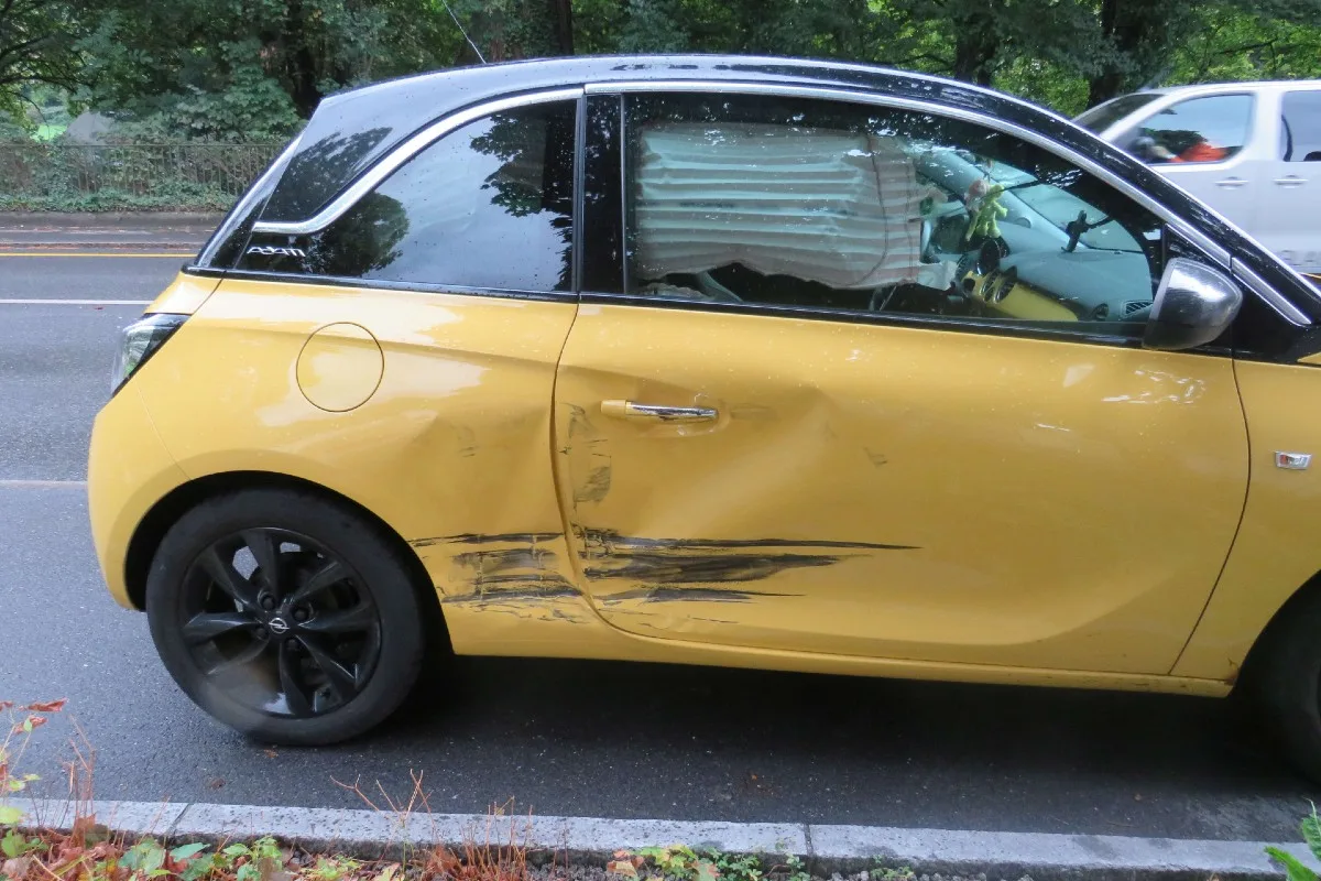 Glarus - Auto übersehen und Unfall gebaut