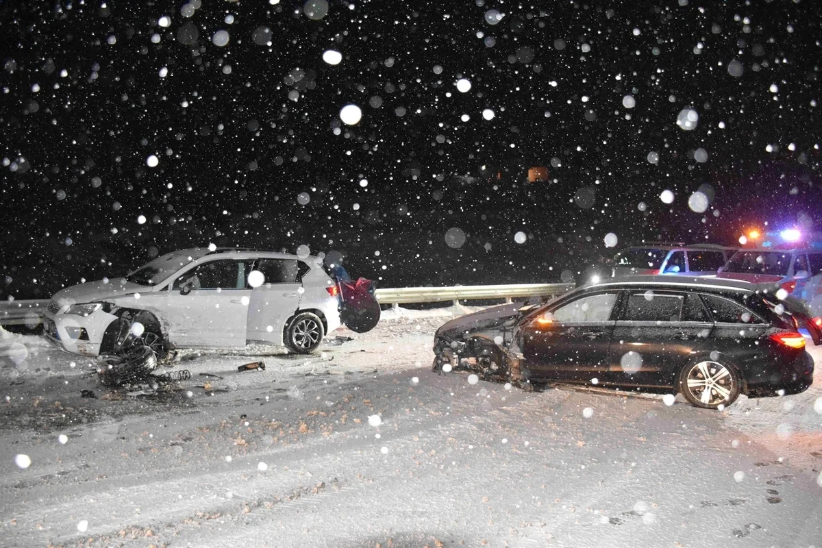 Bivio GR – Unfall auf schneebedeckter Fahrbahn