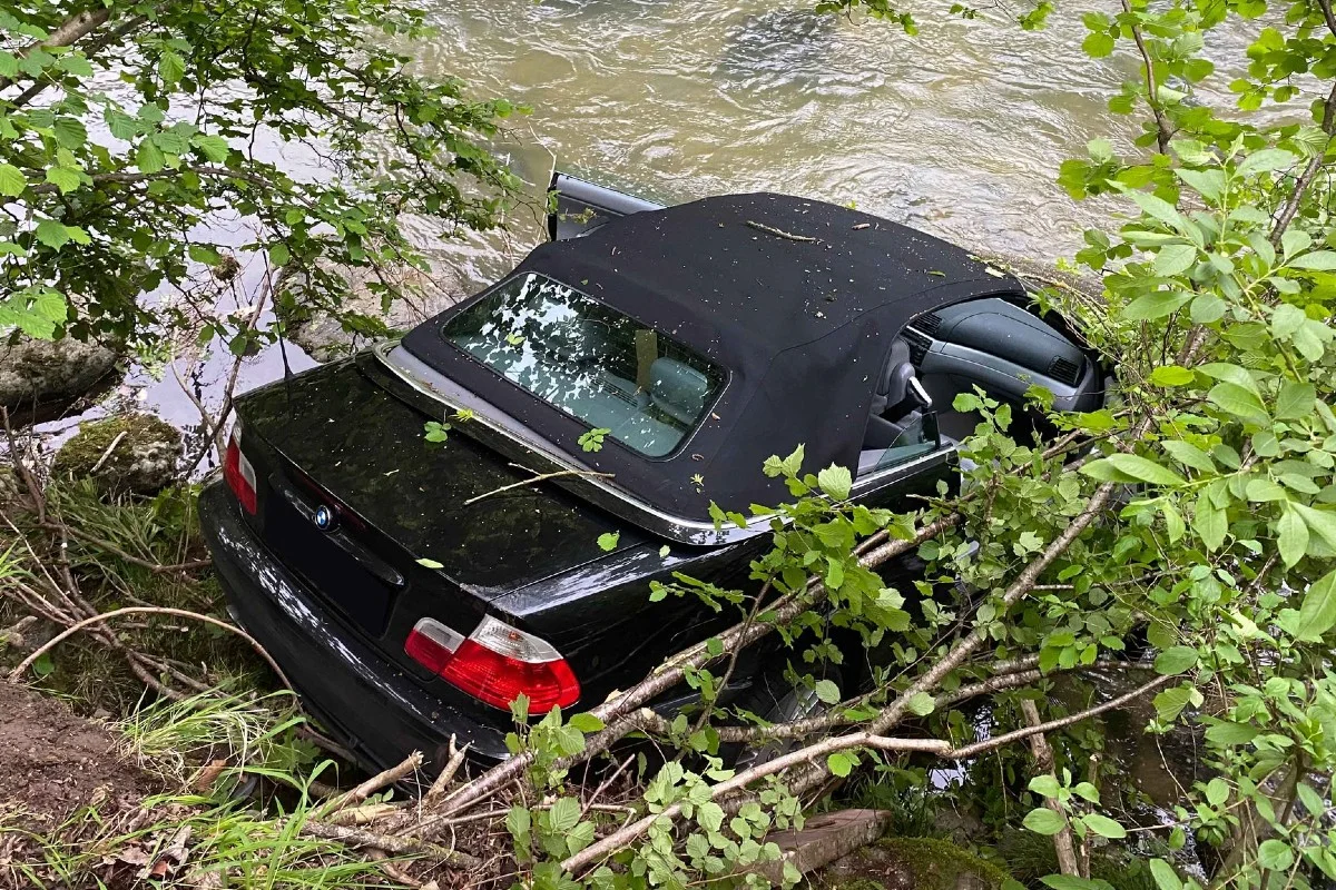 Unfall Neuheim ZG - BMW landet in der Sihl