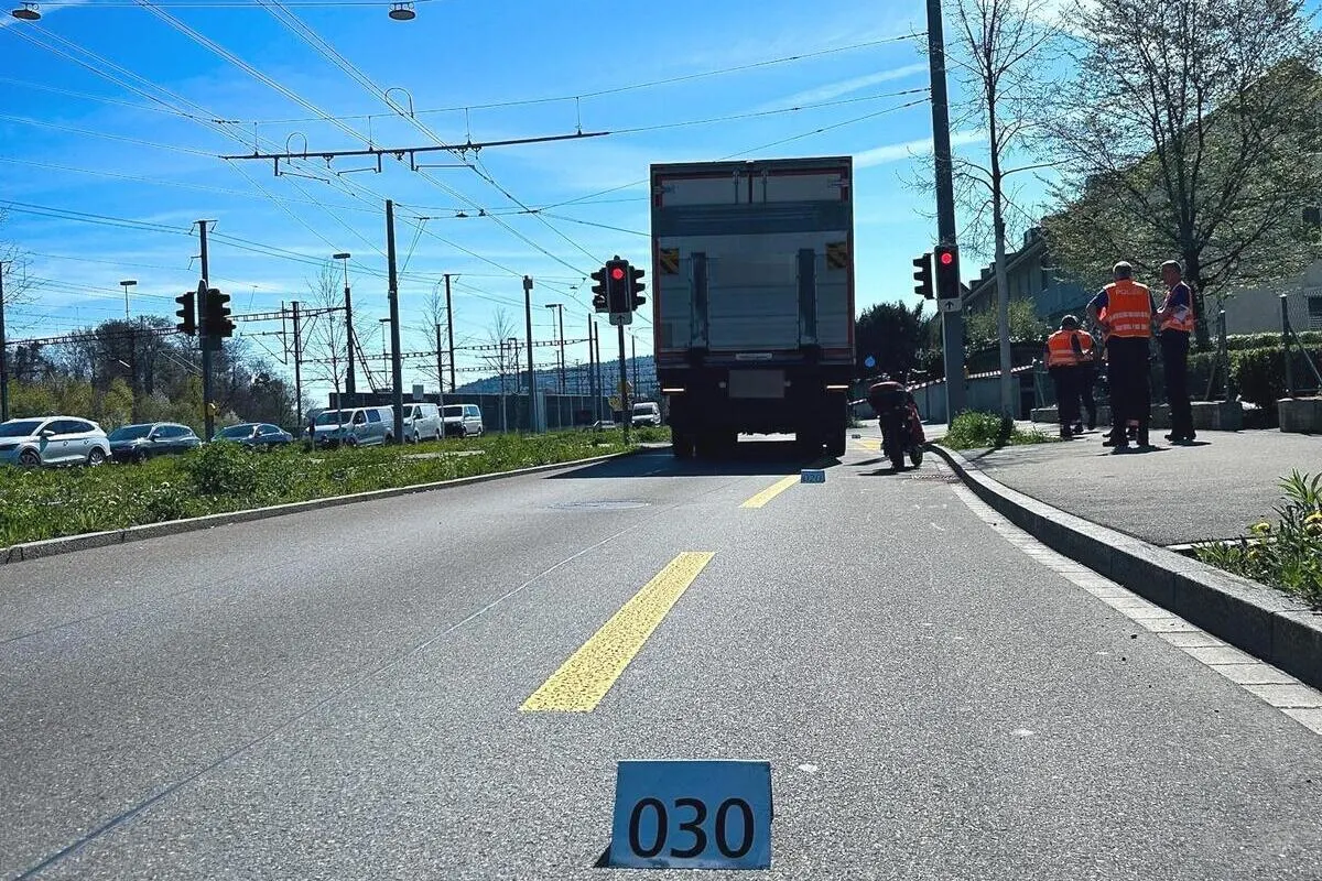 Dietikon ZH – Unfall zwischen Lastwagen und E-Roller