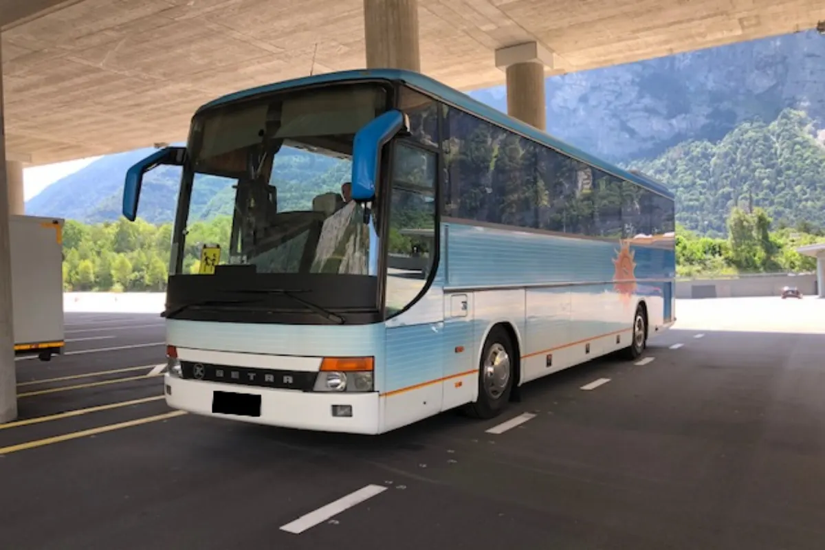 St-Maurice VS - Reisebus mit technischen Defekten und Kindern an Bord angehalten 