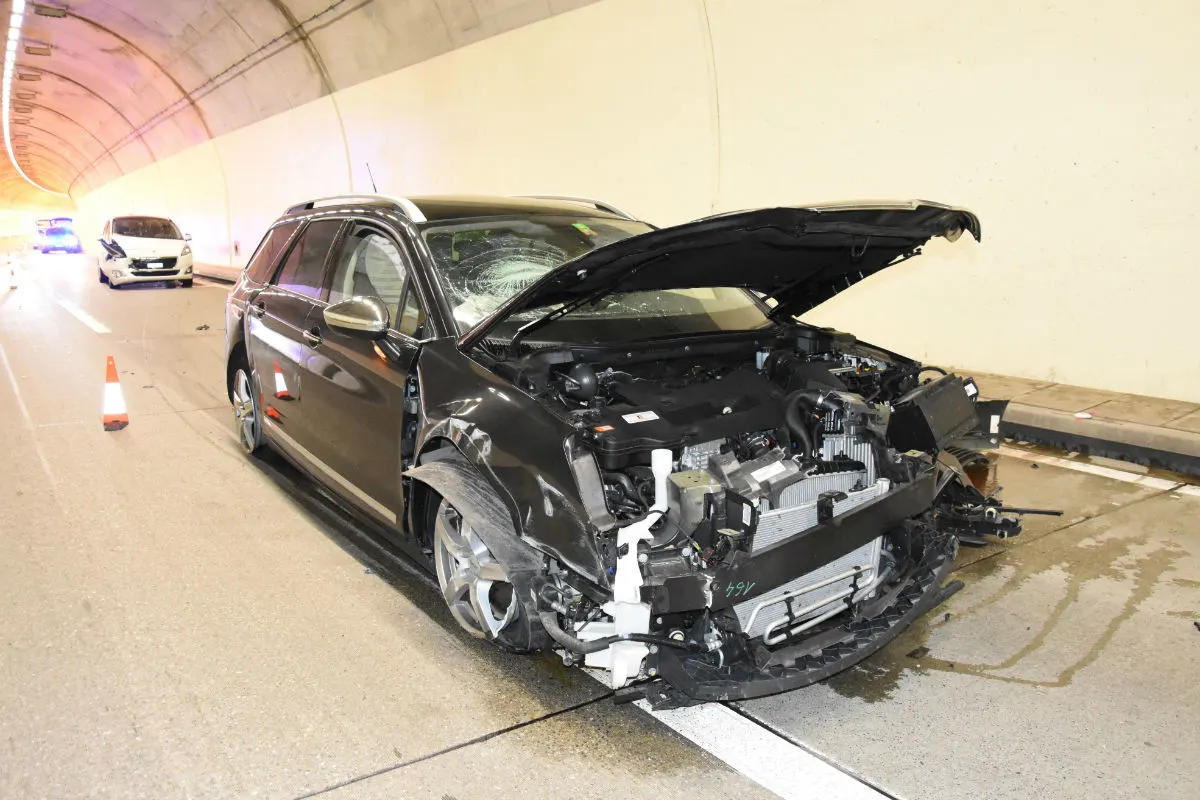 Walenstadt SG - Tunnelsperrung nach Auffahrunfall Unfall Walenstadt