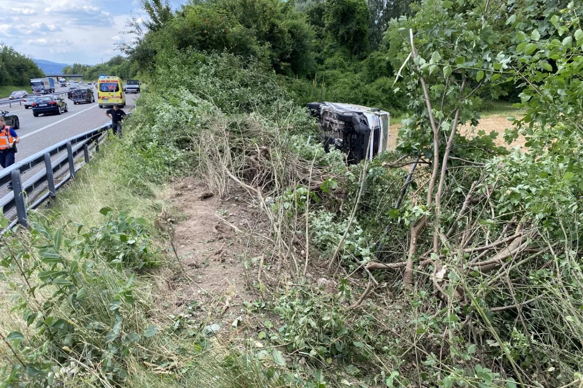 Horrorunfall in Brittnau/A2  -  20-Jähriger verliert Kontrolle über Lieferwagen und baut Selbstunfall