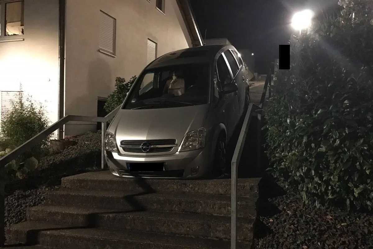 Mertesdorf – PKW bleibt auf Treppe stecken