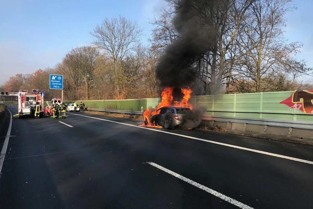 A40 Bochum - PKW-Brand auf der Autobahn