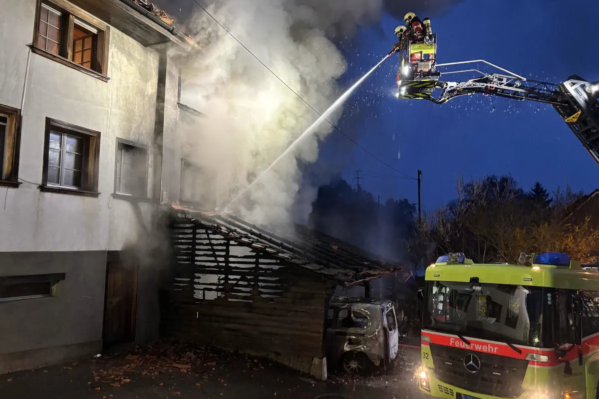 Hagenbuch ZH – Brand greift auf Wohnhaus über