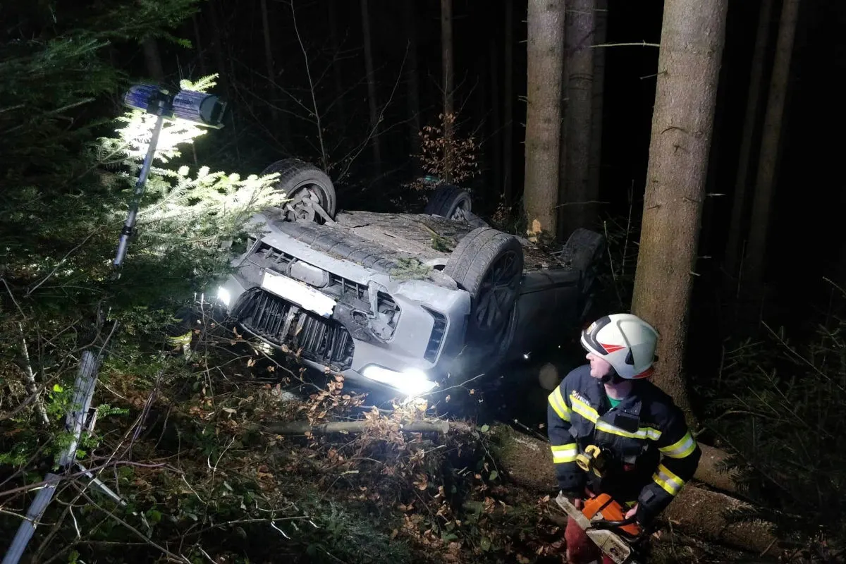 Ampflwang – Auto stürzt bei Unfall Böschung hinunter