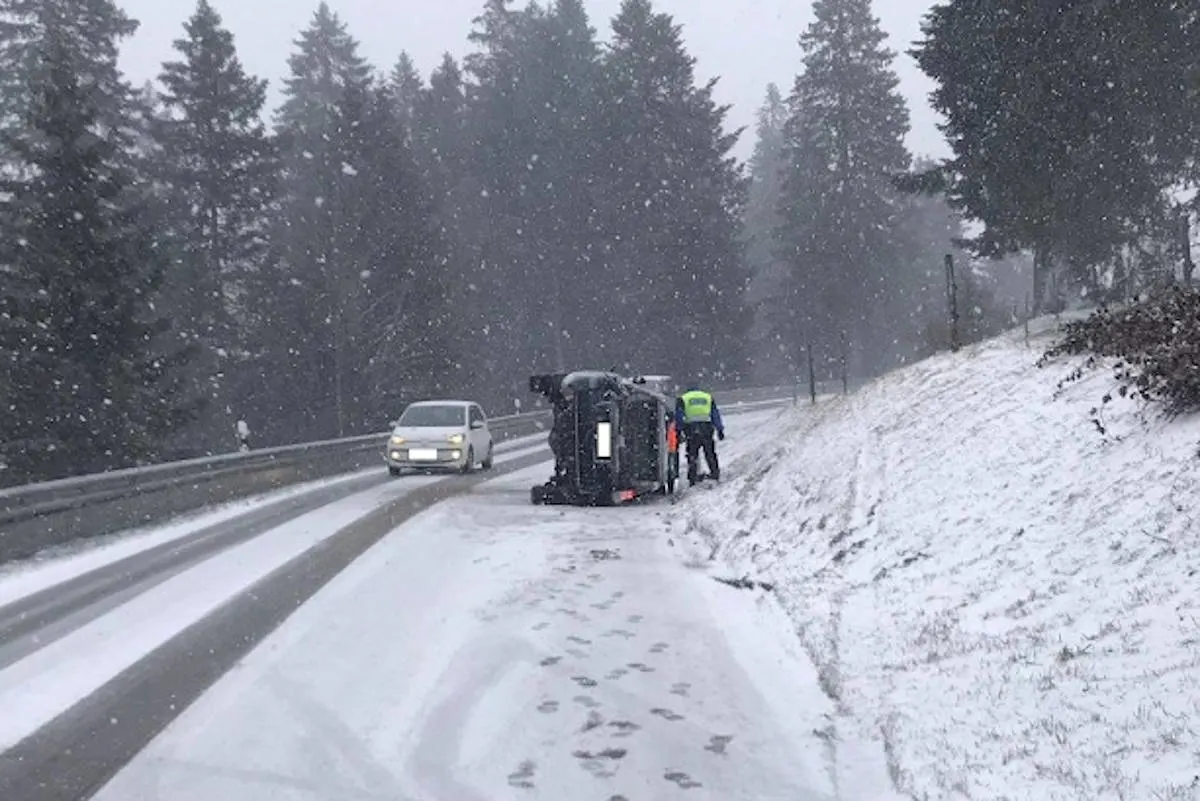 Les Peux JU – Auf Böschung gefahren und mit Auto umgekippt