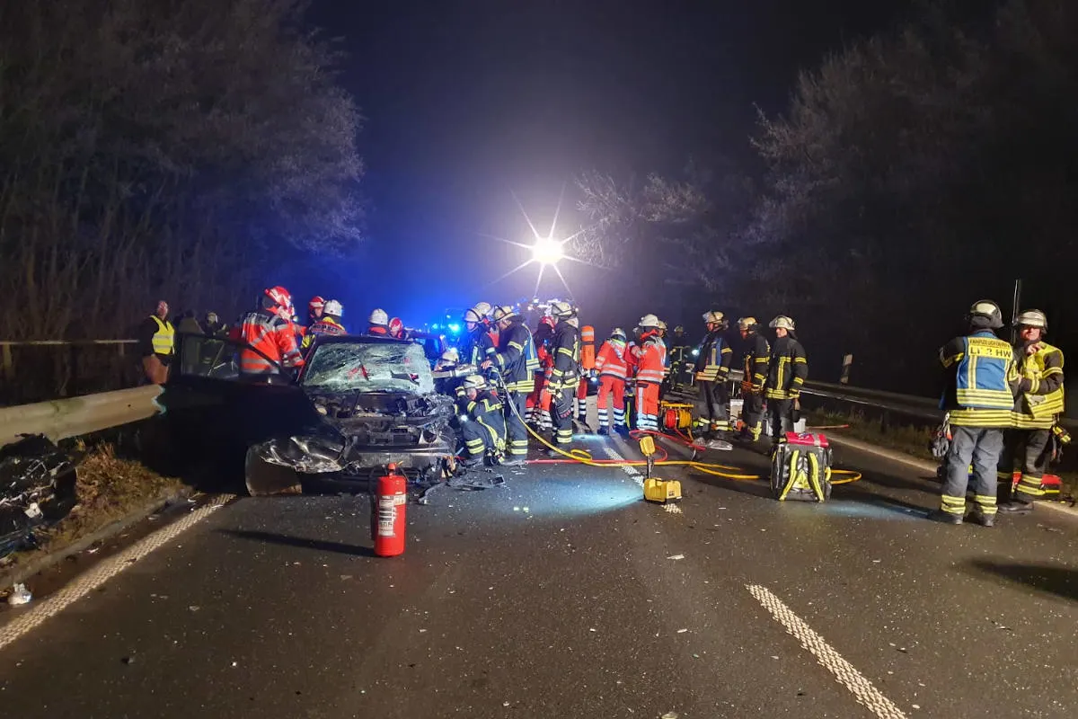 Unfall B404 Kiel - Schwerer Verkehrsunfall mit mehreren beteiligten PKW