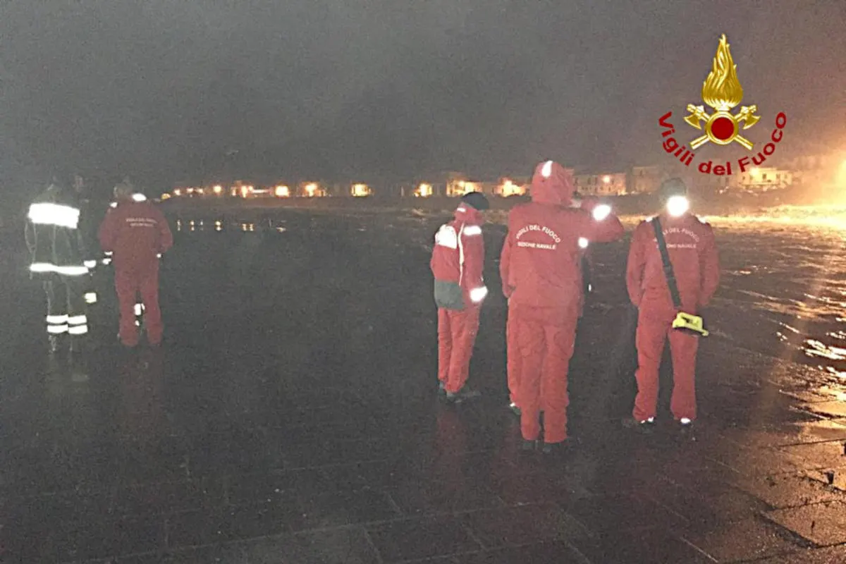 Welle erfasst Auto und zieht 3 Menschen in den Tod