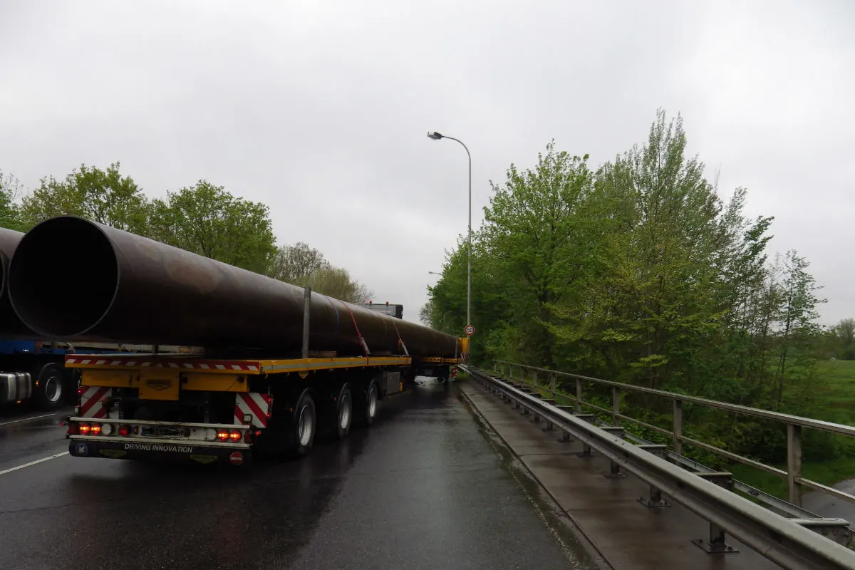 Sattelauflieger löst sich von Zugfahrzeug - Papenstrasse blockiert