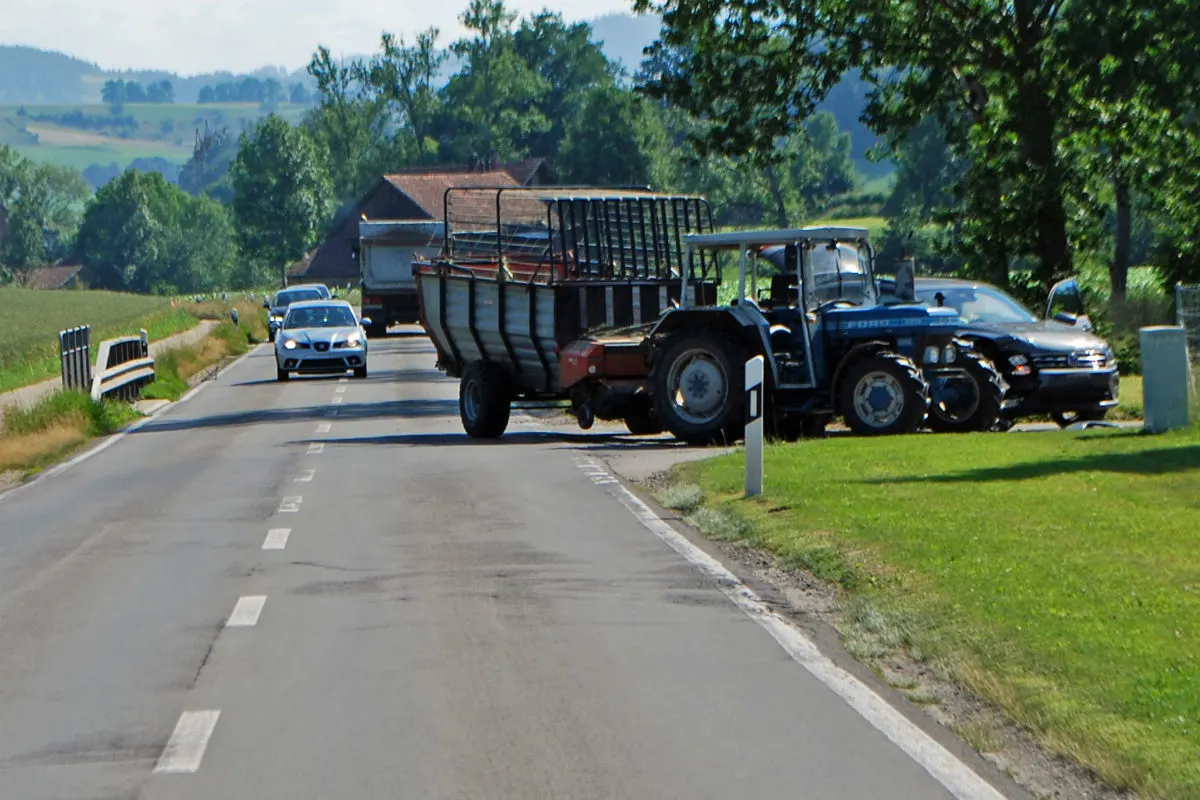 Ruswil LU - Verkehrsunfall zwischen Traktor und Personenwagen 