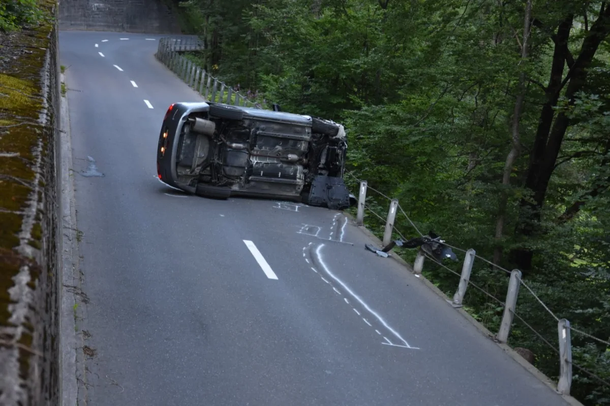 Spektakulärer Unfall in Vättis SG - Auto rammt Strassenpfosten und überschlägt sich!