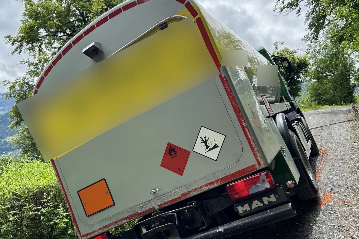 Walenstadt SG - Tanklastwagen kommt von der Strasse ab und rutscht fast runter