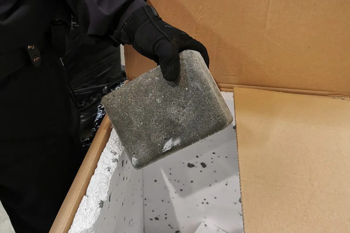 Pflastersteine in Styropor bringen Zöllner auf die Spur in Regensburg - Zöllner stellen 500.000 Stück Schmuggelzigaretten sicher
