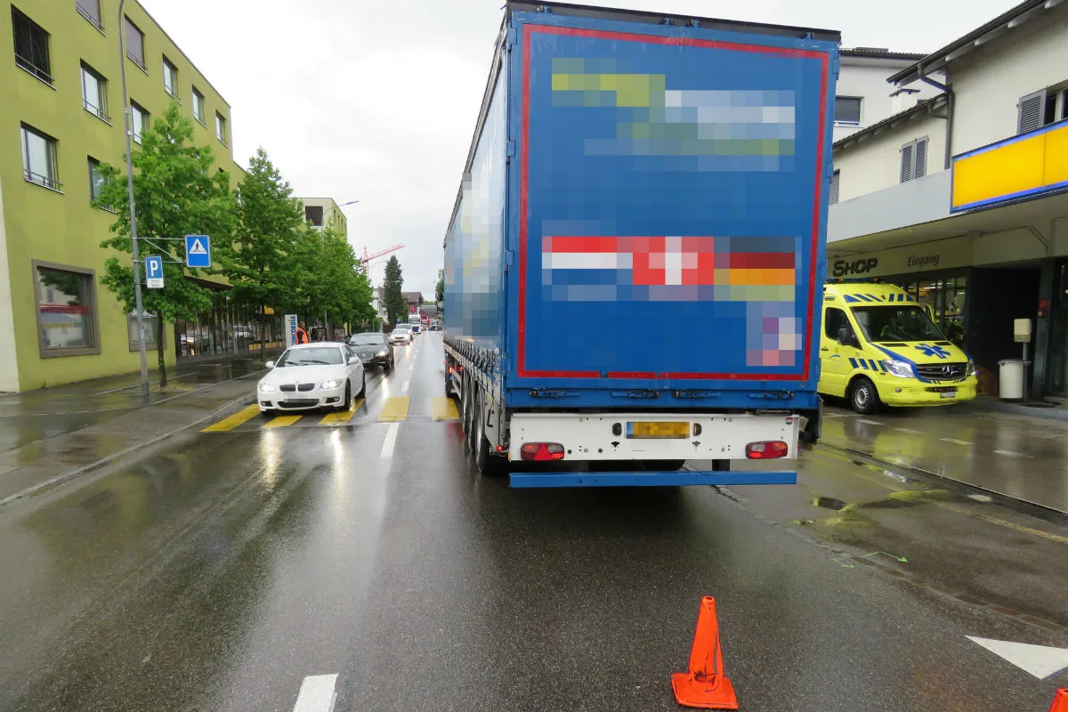 Sins AG - Frau und Kinder auf Fussgängerstreifen angefahren