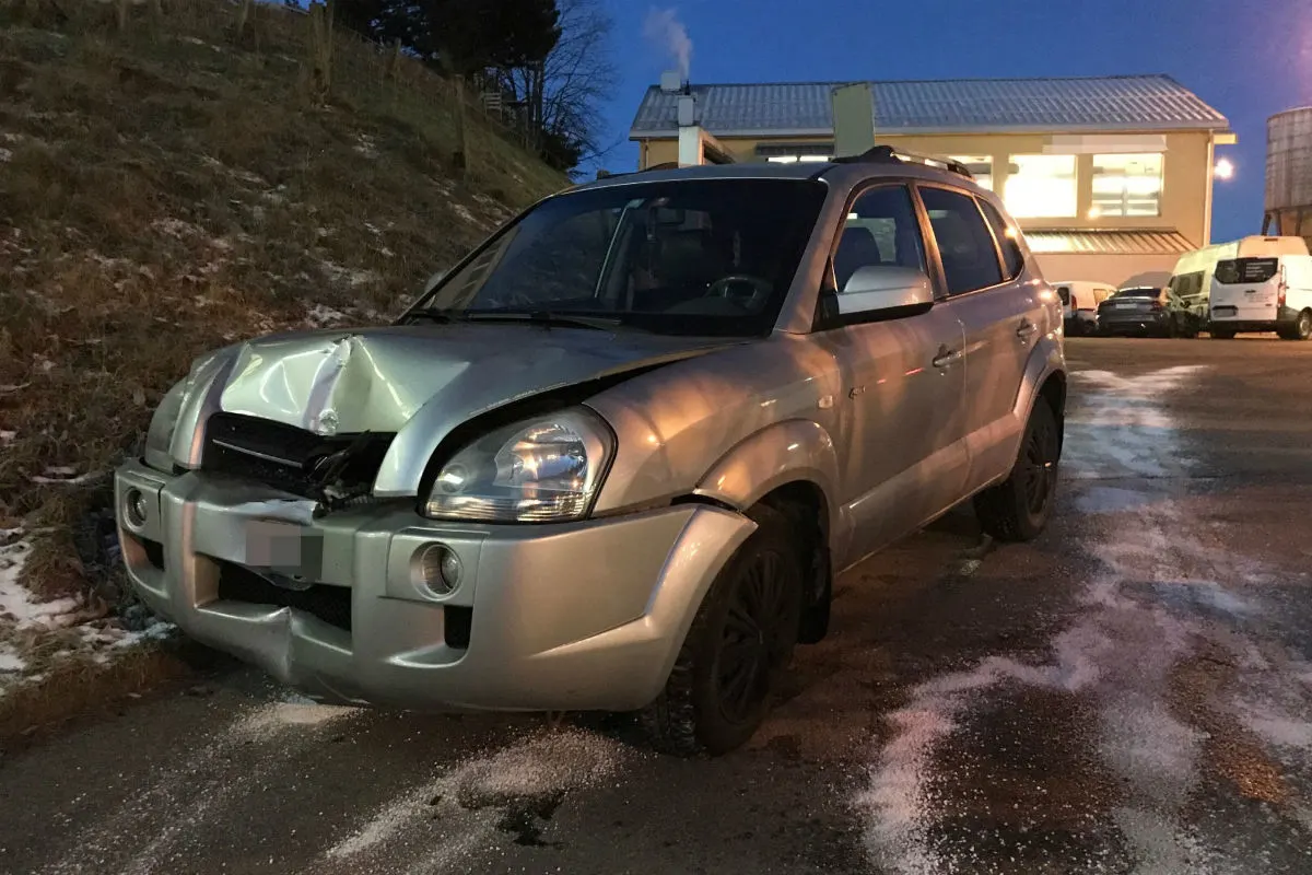 St. Gallen SG - Autofahrer kollidiert mit Kandelaber