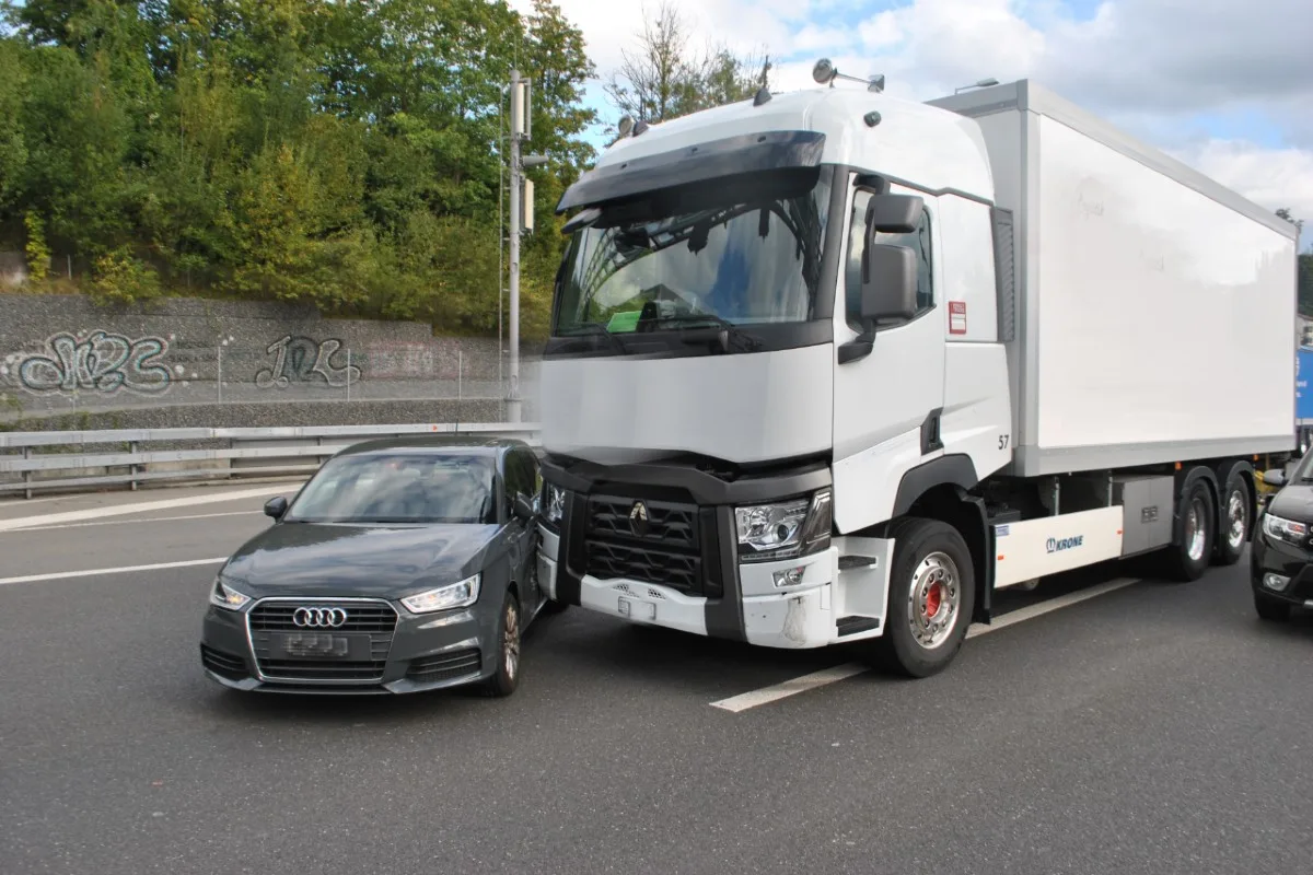 Buchrain LU - Audi wird 150 Meter weit von Lastwagen vor sich her geschoben