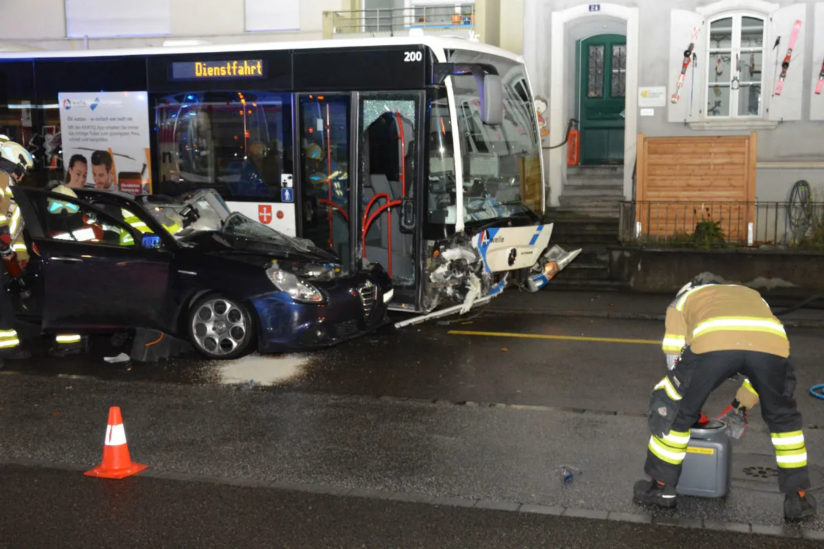 Olten SO - Alfa Romeo kollidiert mit Linienbus – vier Leichtverletzte