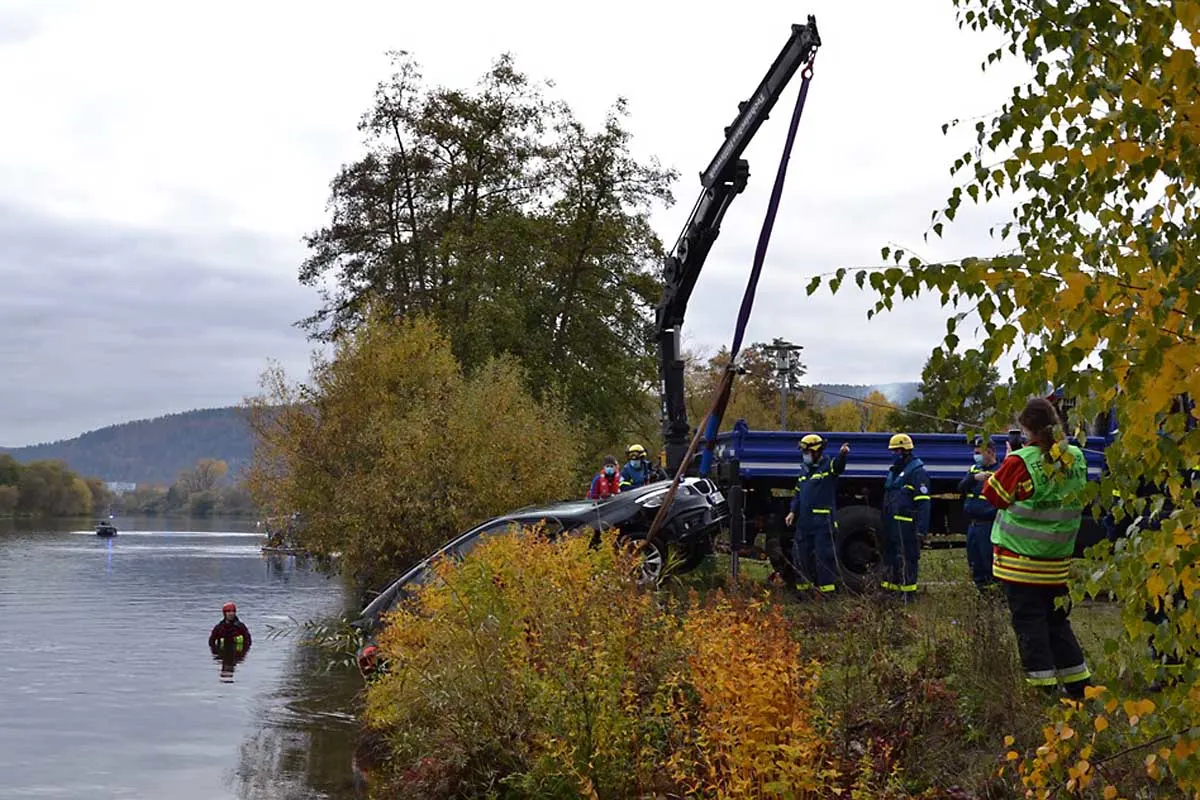 Lohr am Main - PKW aus Main geborgen!