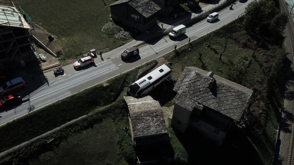 Ein Reisebus ist von der Straße abgekommen und in einen Graben gerutscht. Mehrere Einsatzfahrzeuge stehen auf der Straße.