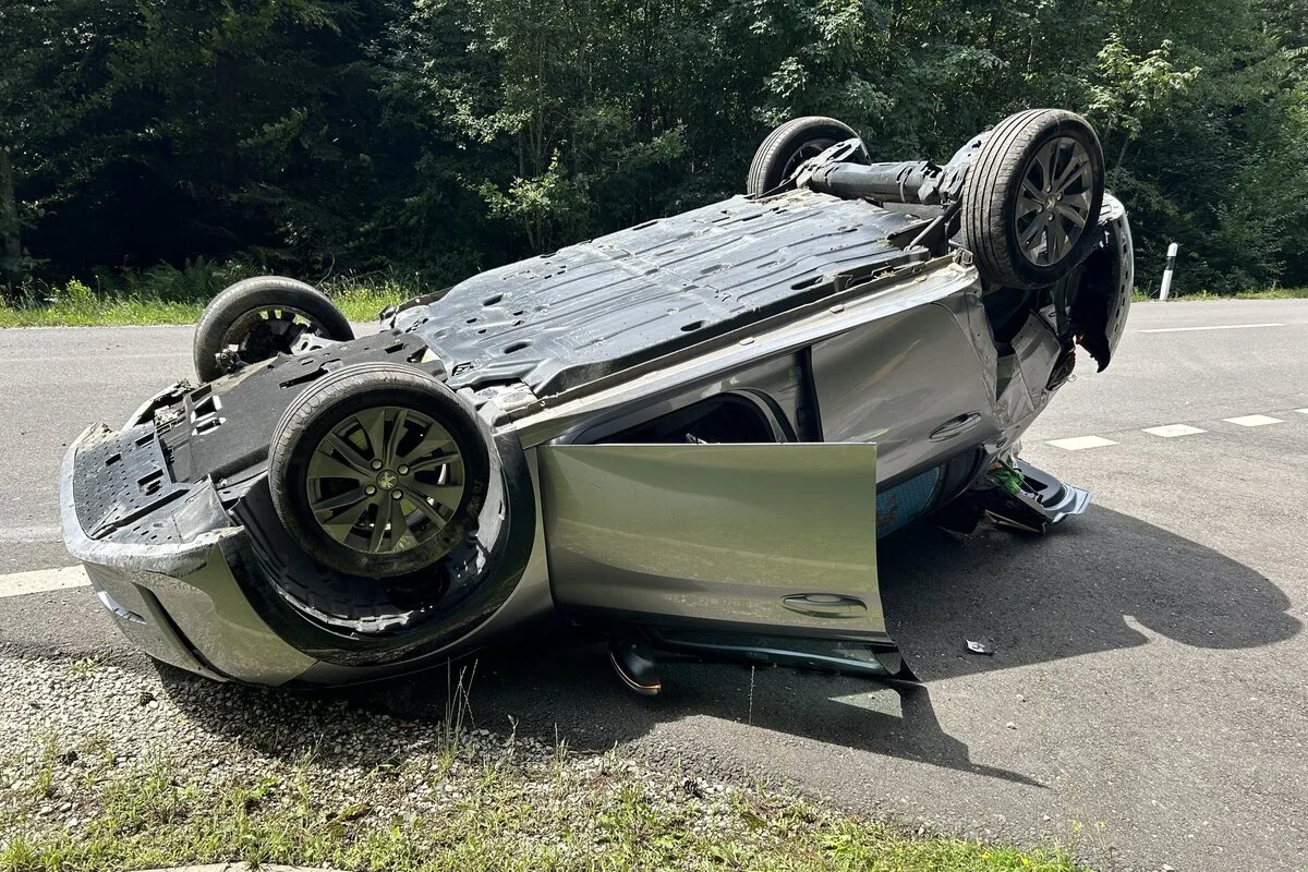 Unfall in Bremgarten AG - Von der Strasse abgekommen und auf dem Dach gelandet