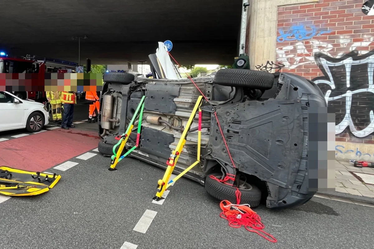 Duisburg NW – Auto kippt nach Kreuzungsunfall auf die Seite