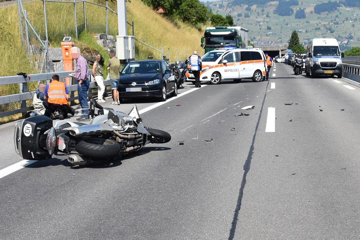 Verletzter Motorradfahrer nach Unfall auf der A2 in Beckenried NW