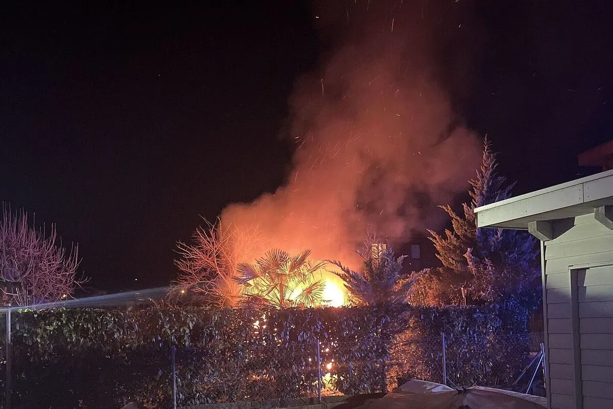 Lausen BL - Gartenhaus bei Brand komplett zerstört