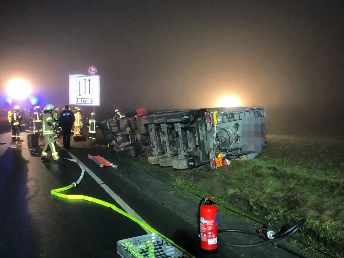 Büren – LKW mit Braunkohlestaub auf Landstraße umgekippt